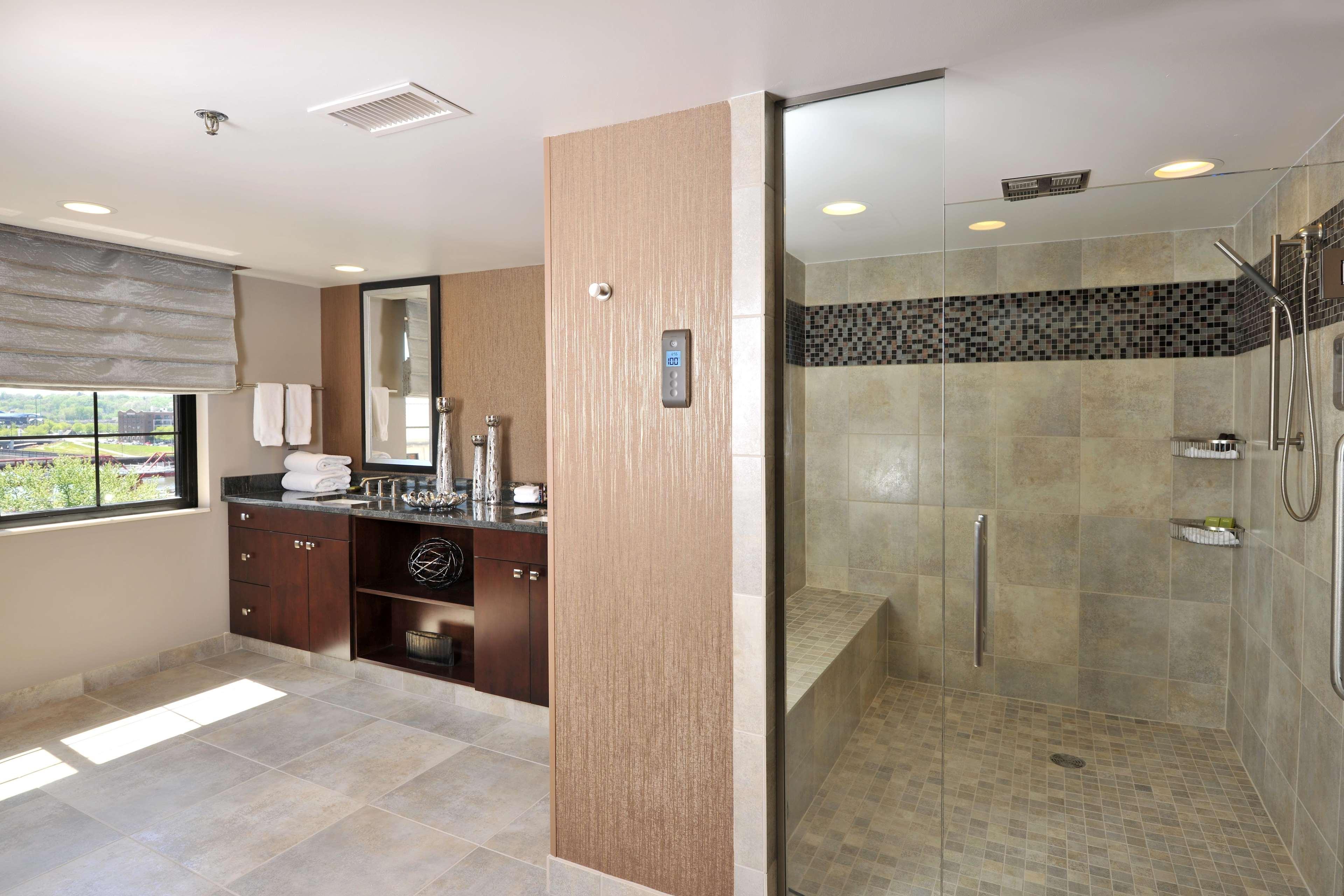 Embassy Suites Des Moines Downtown Pokoj fotografie