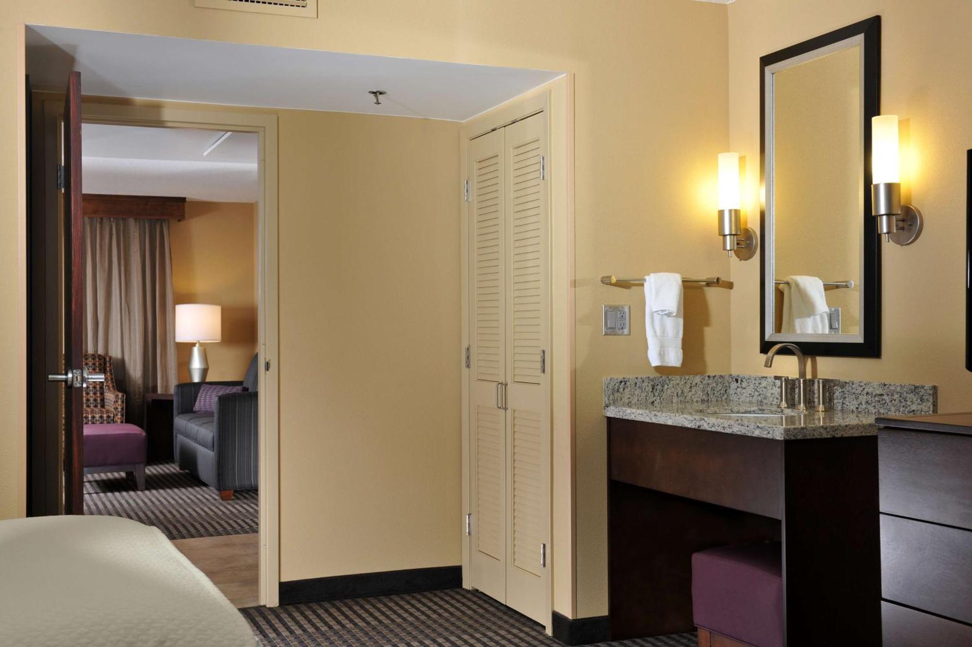 Embassy Suites Des Moines Downtown Exteriér fotografie