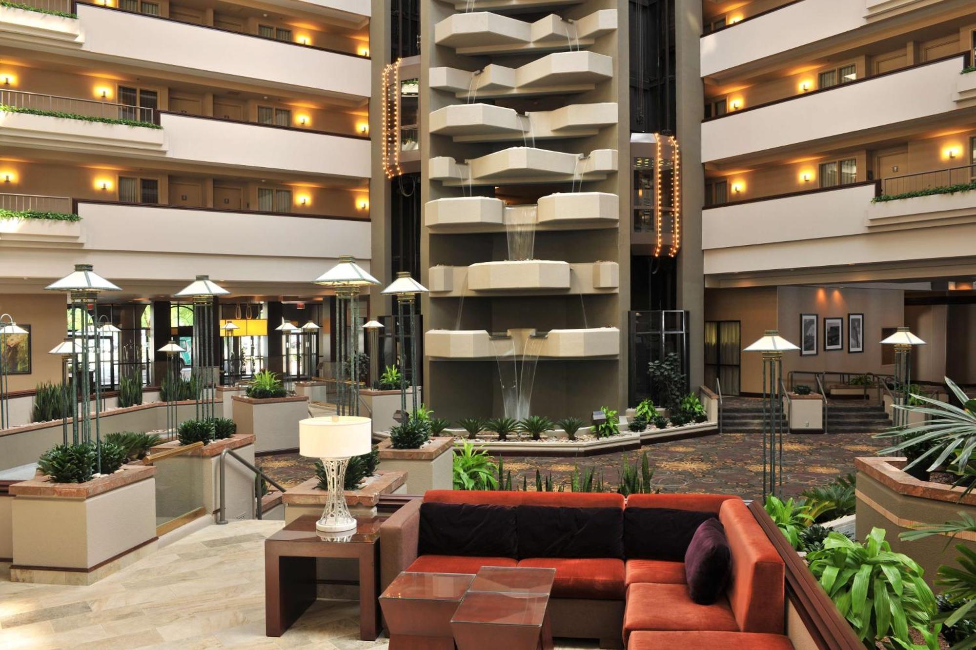 Embassy Suites Des Moines Downtown Exteriér fotografie